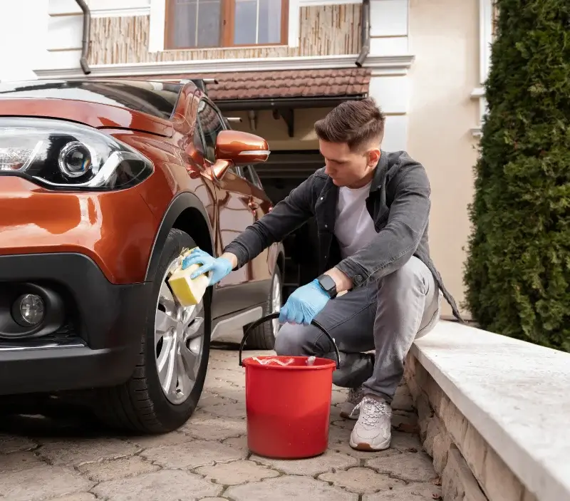 Lavage auto à domicile Porcheux : professionnel intervenant sur un véhicule